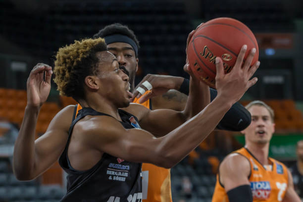 竞争激烈的 竞争激烈的